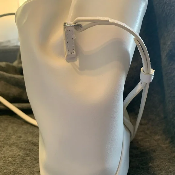 MM6 Maison Martin Margiela Elegant White Leather Crossbody Bag - Picture 4 of 10